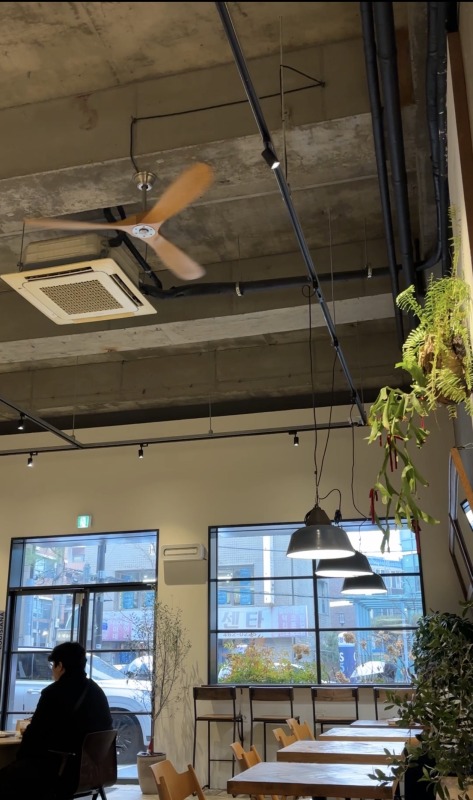 CAFE FAR BENの店内