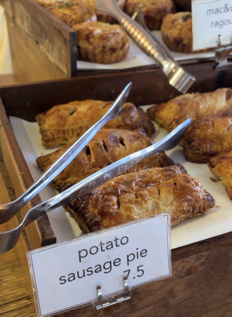 GINGER BEAR PIE SHOPのポテトソーセージパイ